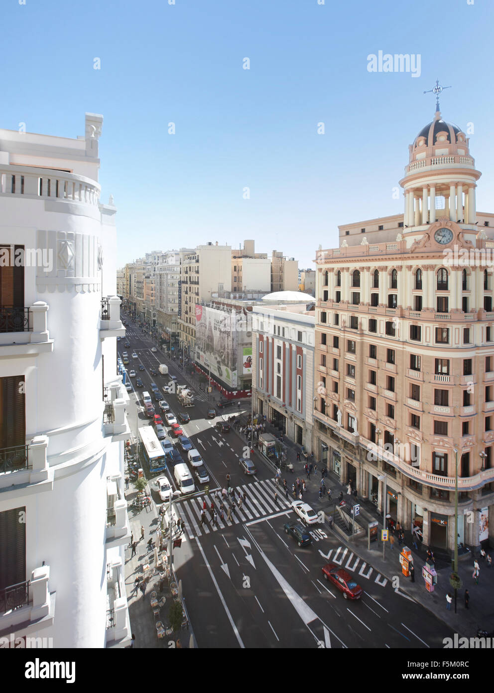 Vue de la rue Gran Via à Madrid à la verticale Banque D'Images