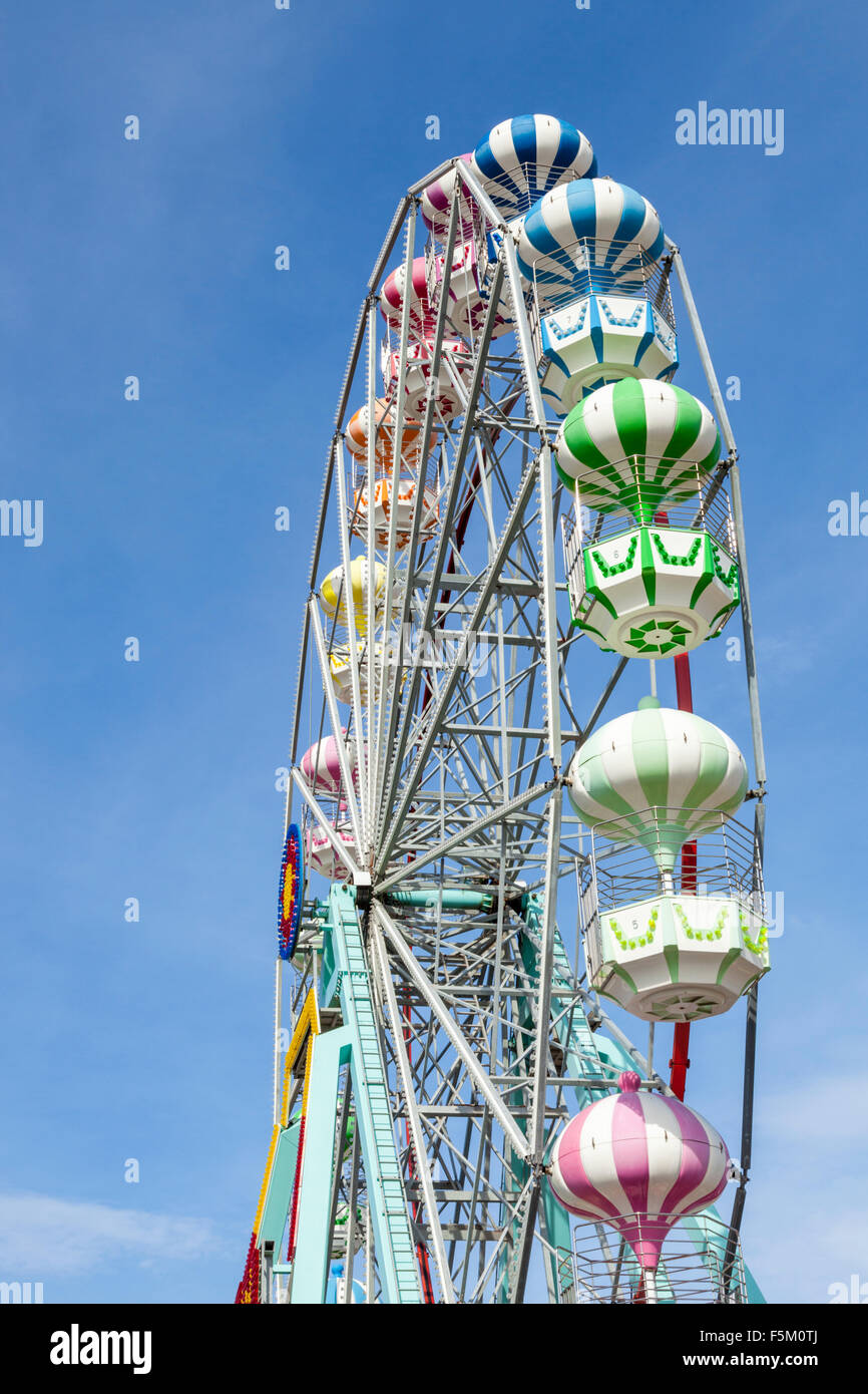 Une grande roue contre un ciel bleu. La roue géante à Skegness, dans le Lincolnshire, Angleterre, RU Banque D'Images