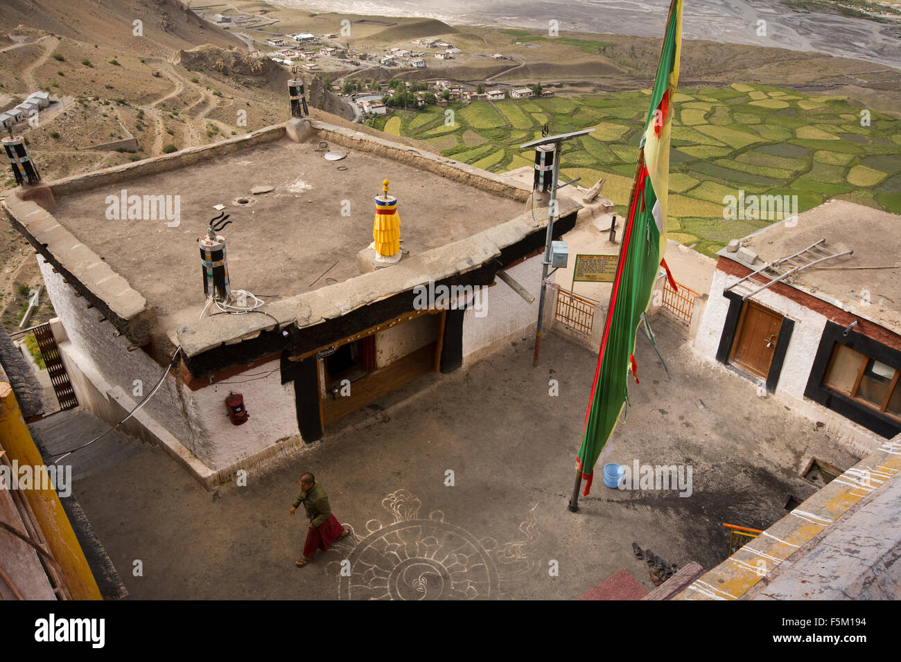 L'Inde, l'Himachal Pradesh, le Spiti Valley, Monastère clés view sur le toit du temple et salle de prière rue Banque D'Images