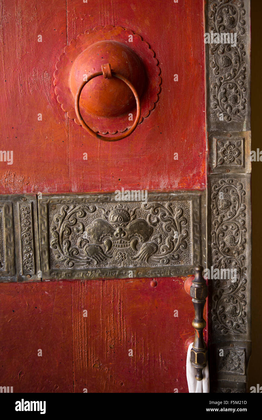 L'Inde, l'Himachal Pradesh, le Spiti Valley, Monastère, clé de la ferronnerie décorative sur rouge porte salle de prière Banque D'Images