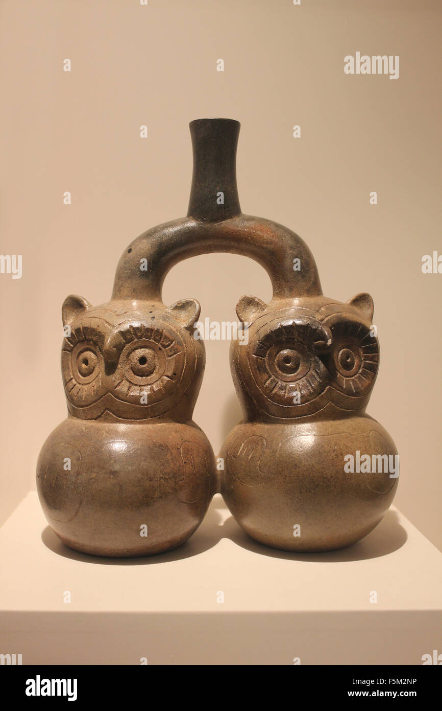 Cupisnique animaux sacrés - hiboux nocturnes ayant pouvoirs de l'époque formative sky 1250 BC - AD 1 Banque D'Images Cupisnique animaux sacrés - hiboux nocturnes ayant pouvoirs de l'époque formative sky 1250 BC - AD 1 Banque D'Images