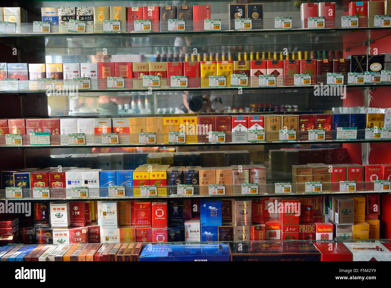 Une variété de cigarettes dans un magasin à Yinchuan, Ningxia, Chine. Banque D'Images