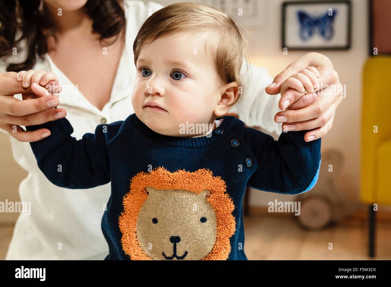 Mère tenant la main de bébé garçon Banque D'Images