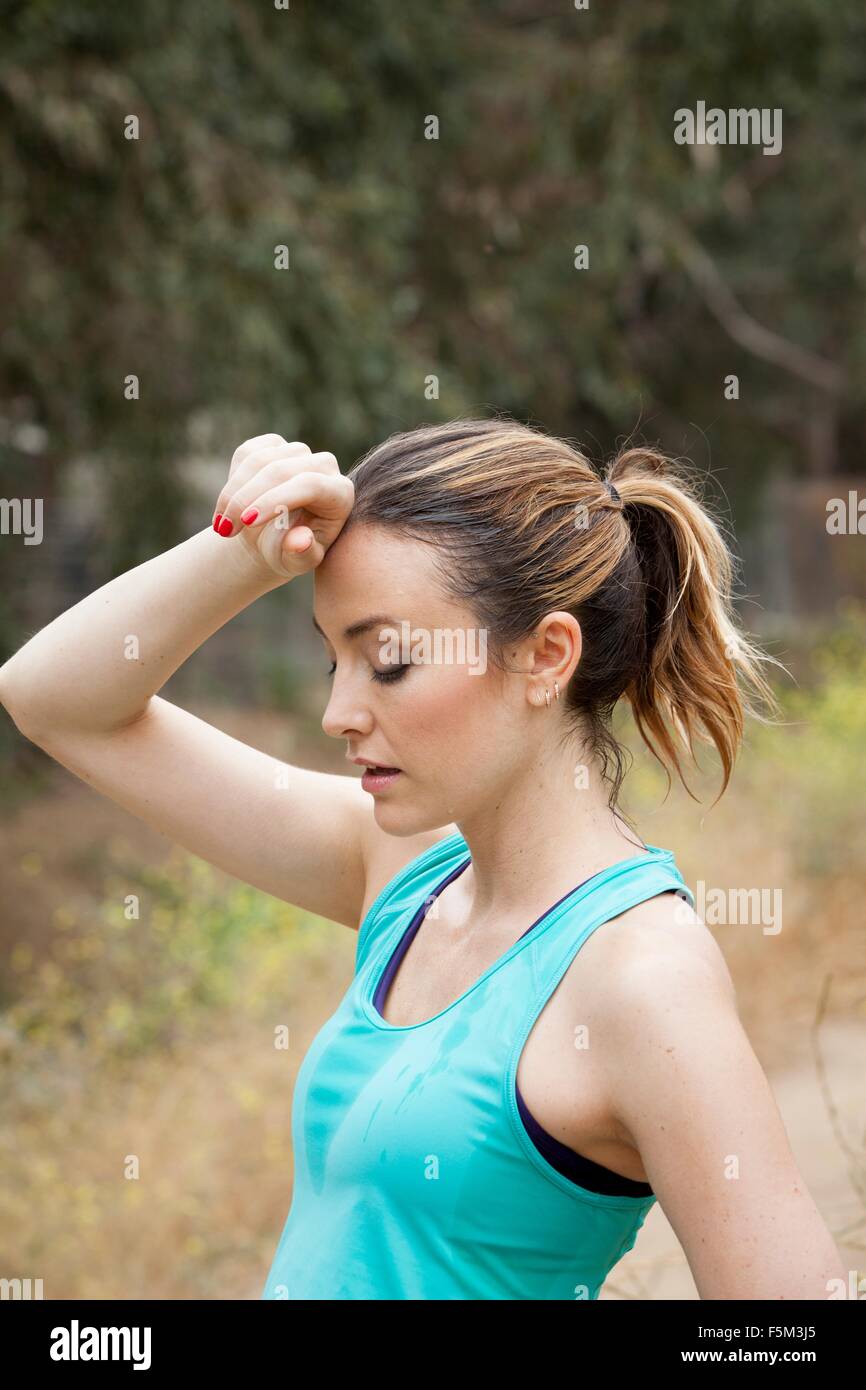 Jogger prenant en pause park Banque D'Images