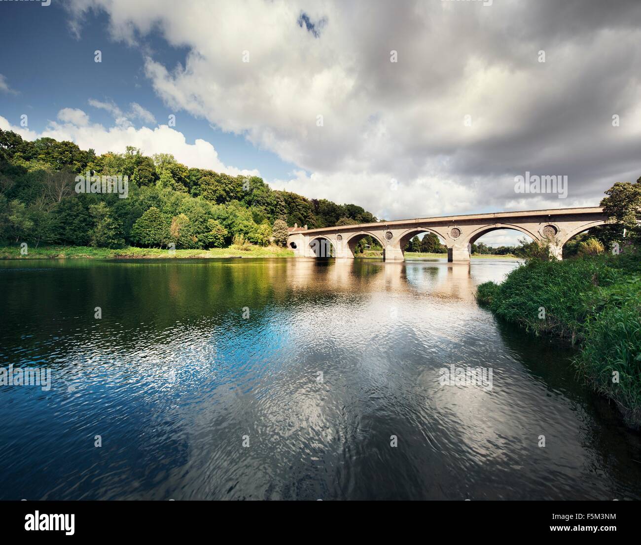 Vue de pont sur la rivière Tweed, Coldstream, Scottish Borders, UK Banque D'Images