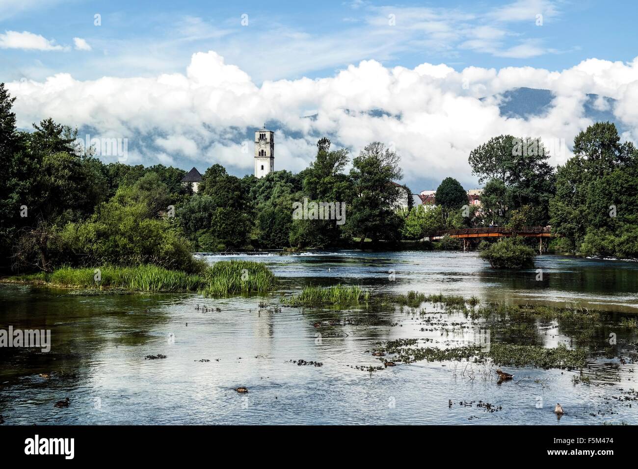 Rivière Una à Bihać avec Captain's Tower et des nuages sur la montagne Plješevica. Banque D'Images