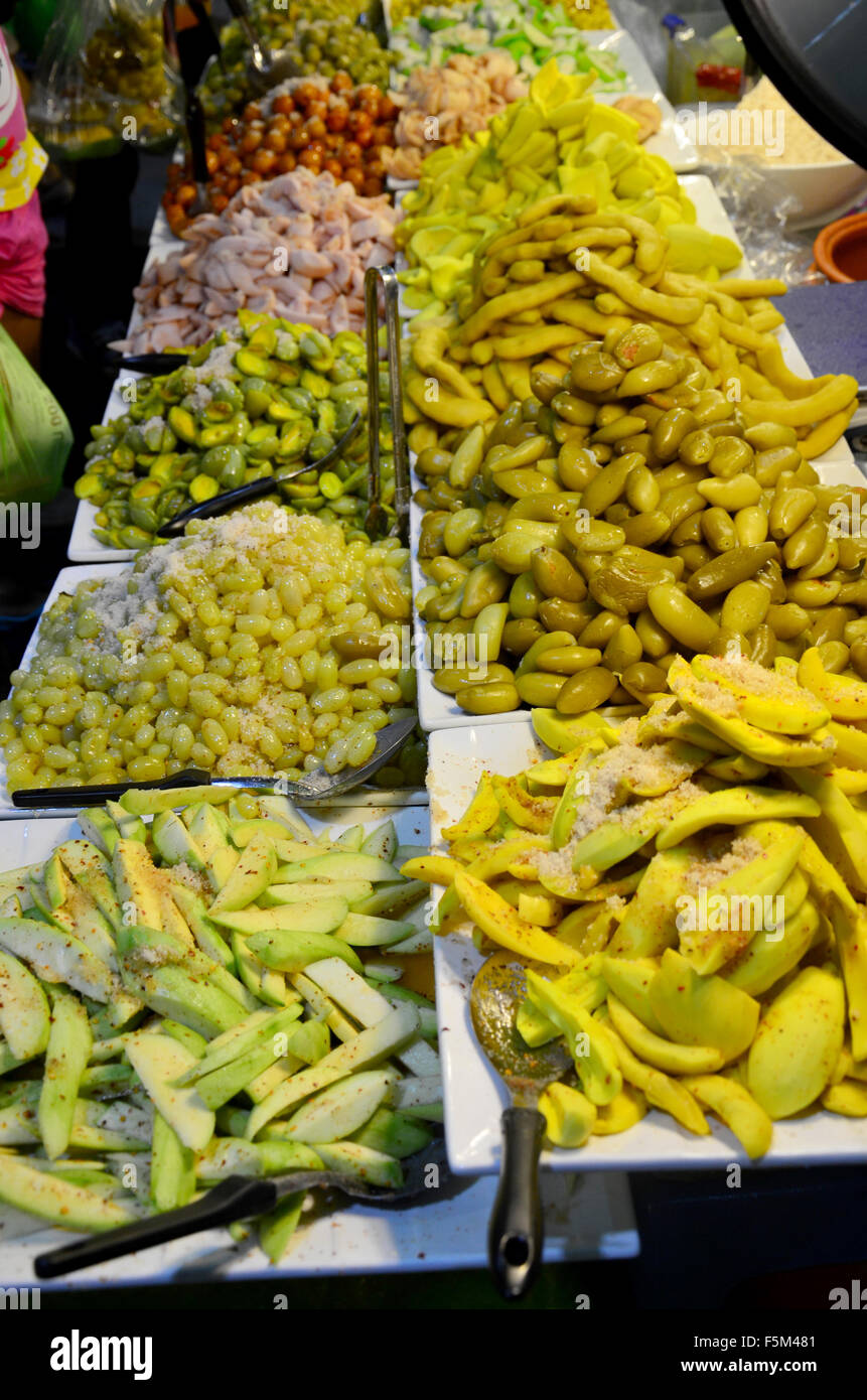 Conserver des fruits confits et thai style ,le dessert de fruits favoris au cours du marché en Thaïlande. Banque D'Images