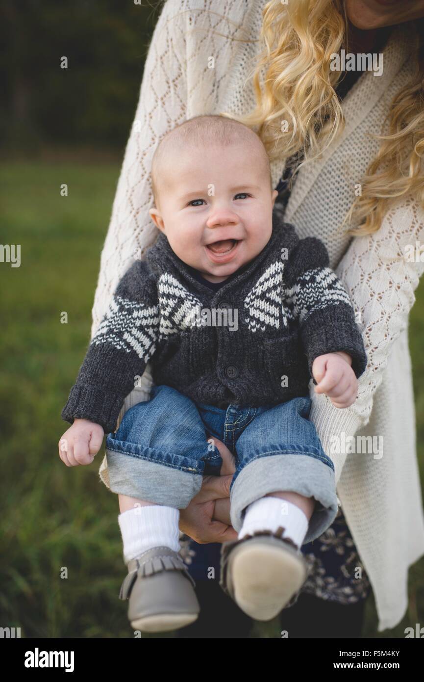 Portrait Portrait de bébé garçon et sa mère dans le champ Banque D'Images