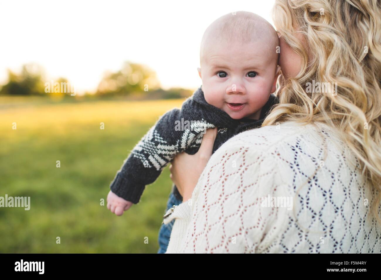 Portrait de Bébé garçon dans les bras des mères dans la zone Banque D'Images