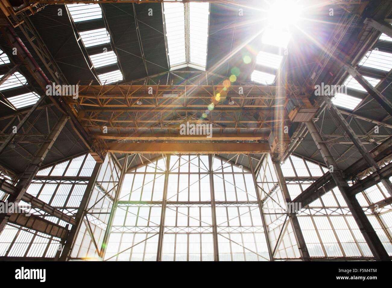 Low angle view shipyard toit et le bras dans la lumière du soleil Banque D'Images