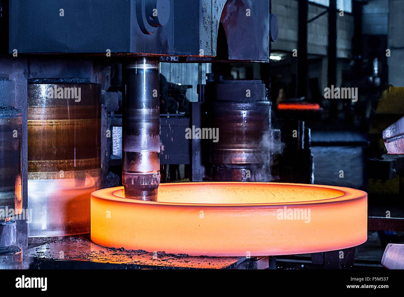 Close up de la fabrication de l'anneau d'acier rouge dans Foundry Banque D'Images