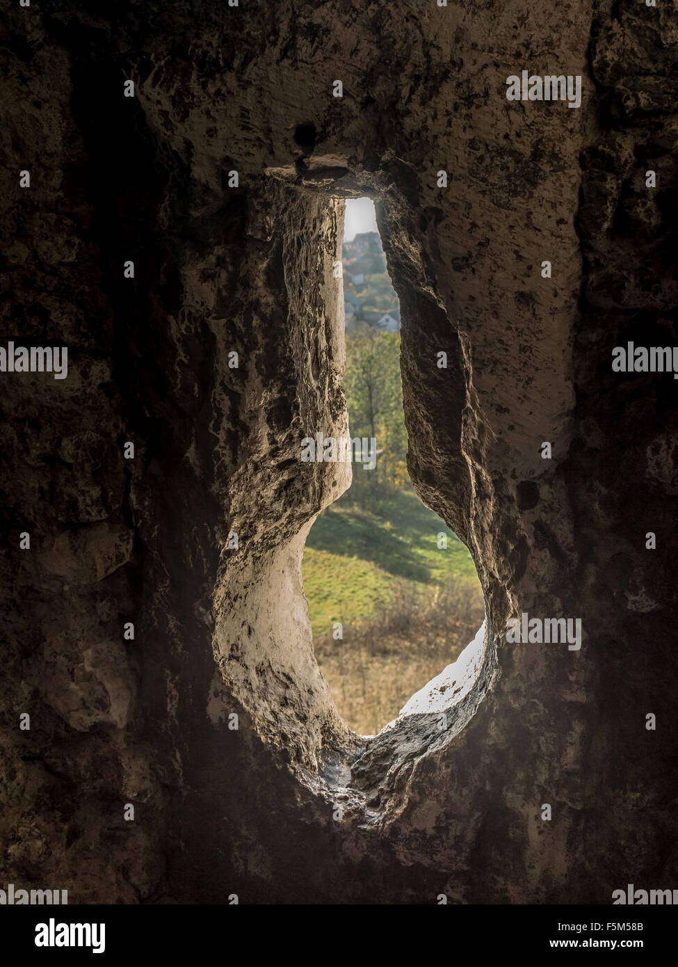Mur fortifié meurtrière dans le château médiéval Ogrodzieniec, sur la piste du nid des aigles, des hautes terres Krakow-Czestochowa Banque D'Images