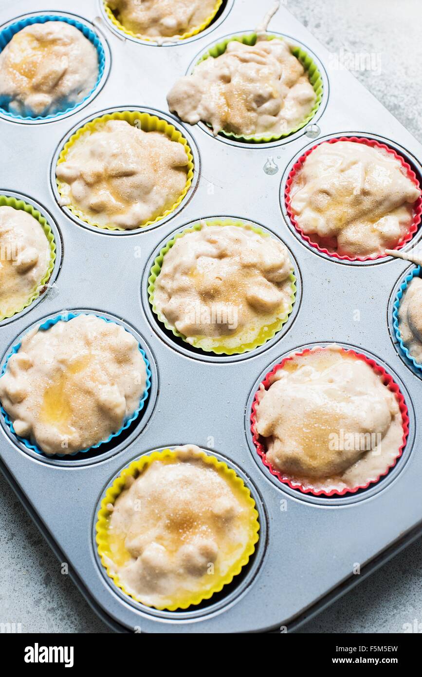 Pâte à muffins muffins en étain, elevated view Banque D'Images