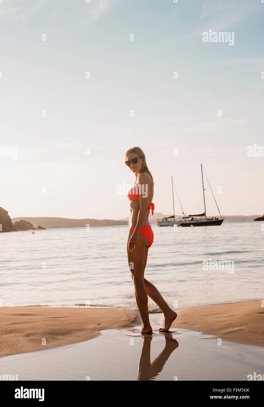 Portrait de femme belle wearing bikini on beach, Minorque, Iles Baléares, Espagne Banque D'Images