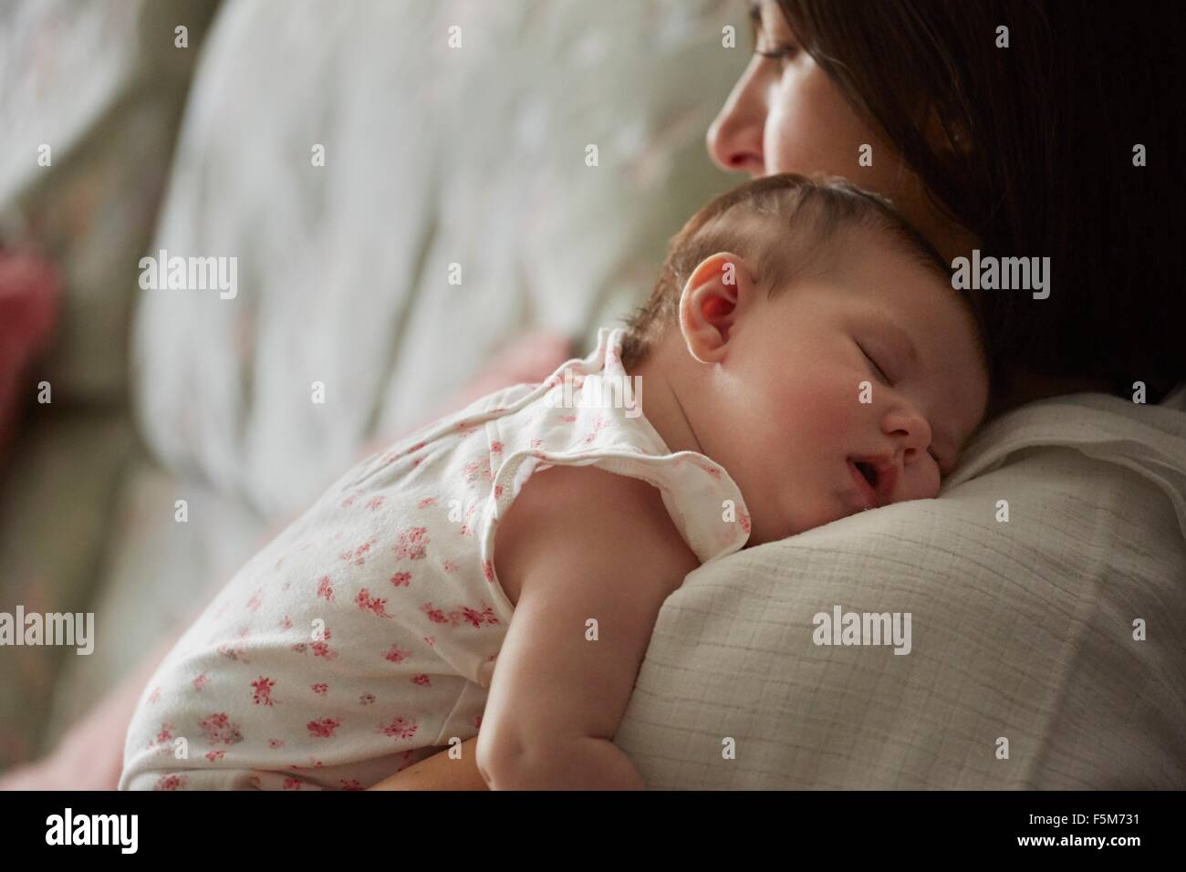 Mère portant bébé endormi Banque D'Images