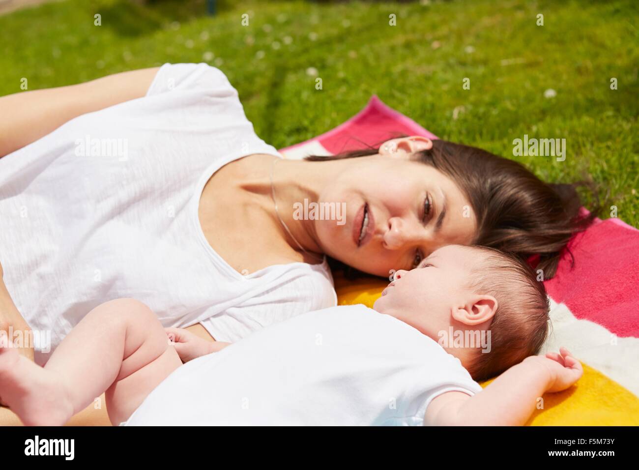 Mère jouant avec bébé on grass Banque D'Images
