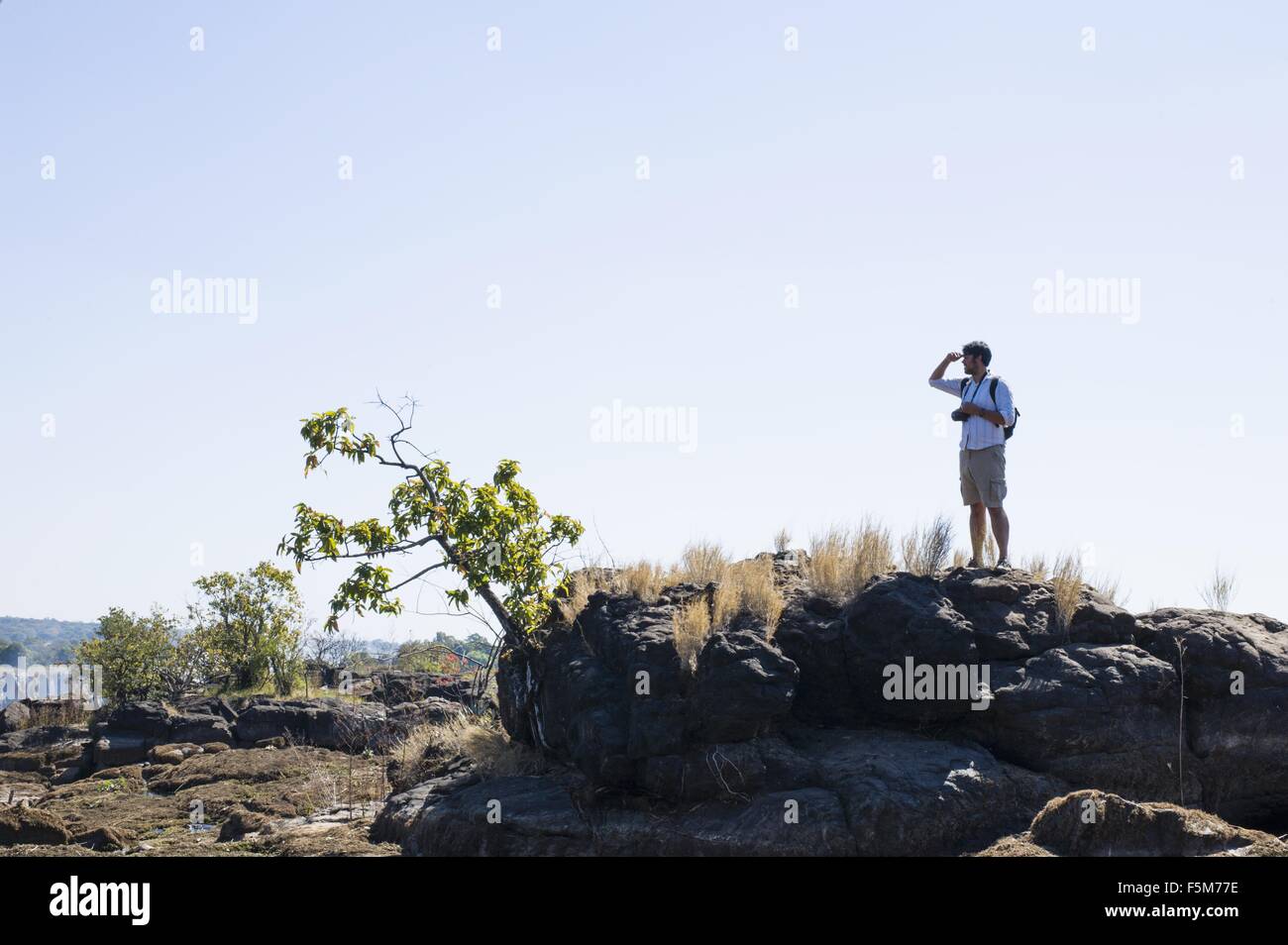 Mid adult man looking out de roches, près de Victoria Falls, Zambie Banque D'Images