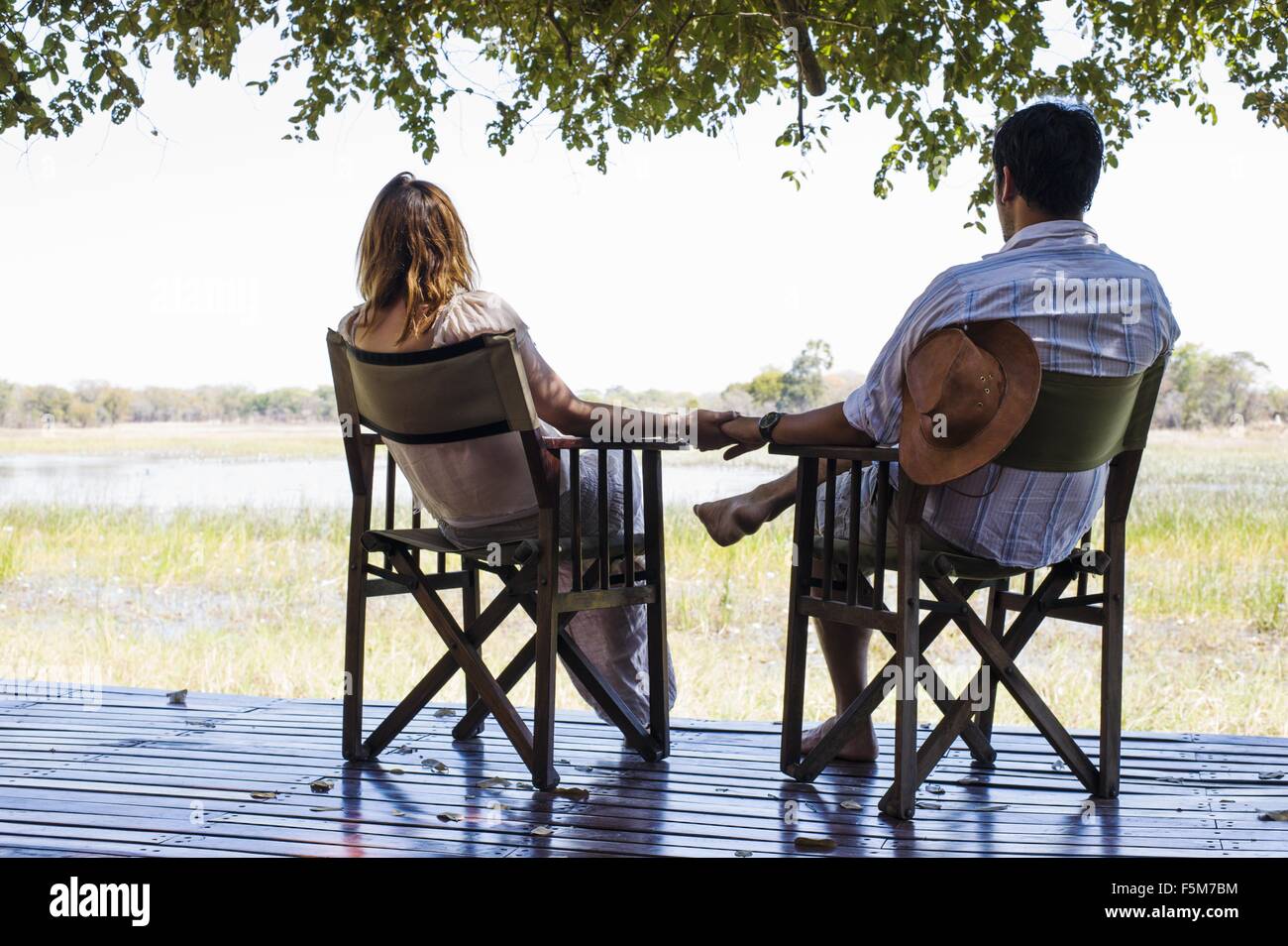 Couple romantique assis au Safari Lodge, Kafue National Park, Zambie Banque D'Images