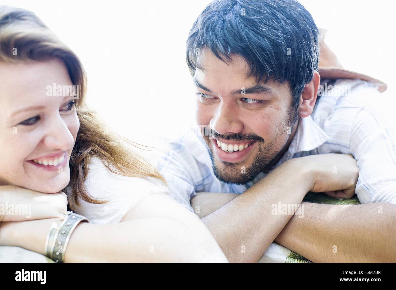 Close up portrait of happy couple le contact visuel Banque D'Images