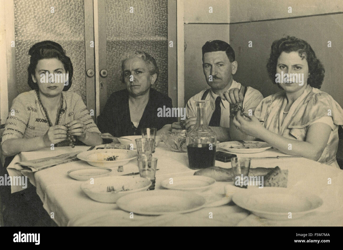 Groupe Famille assis à la table pour le déjeuner, Italie Banque D'Images