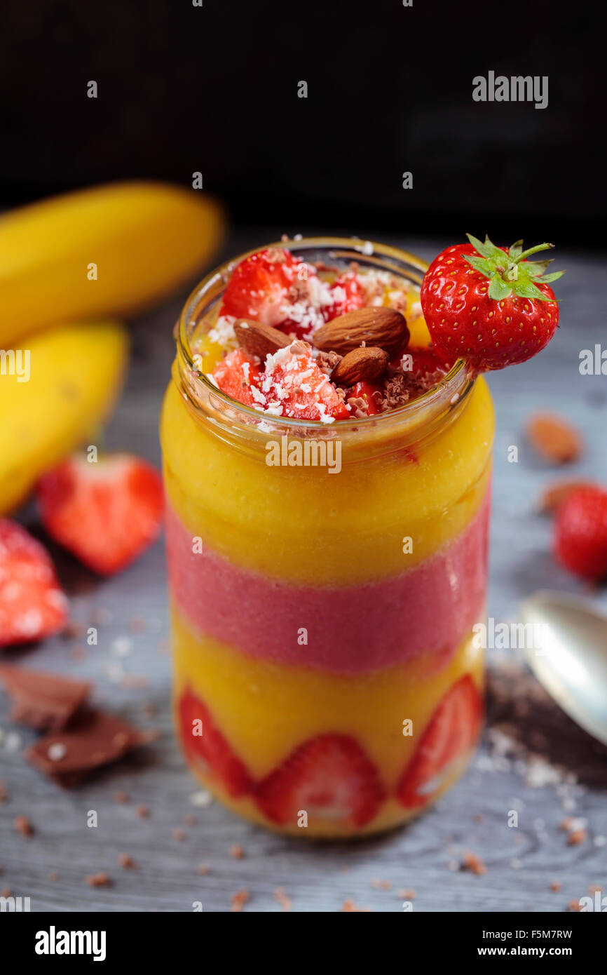 Smoothie aux fraises et à la mangue Banque D'Images