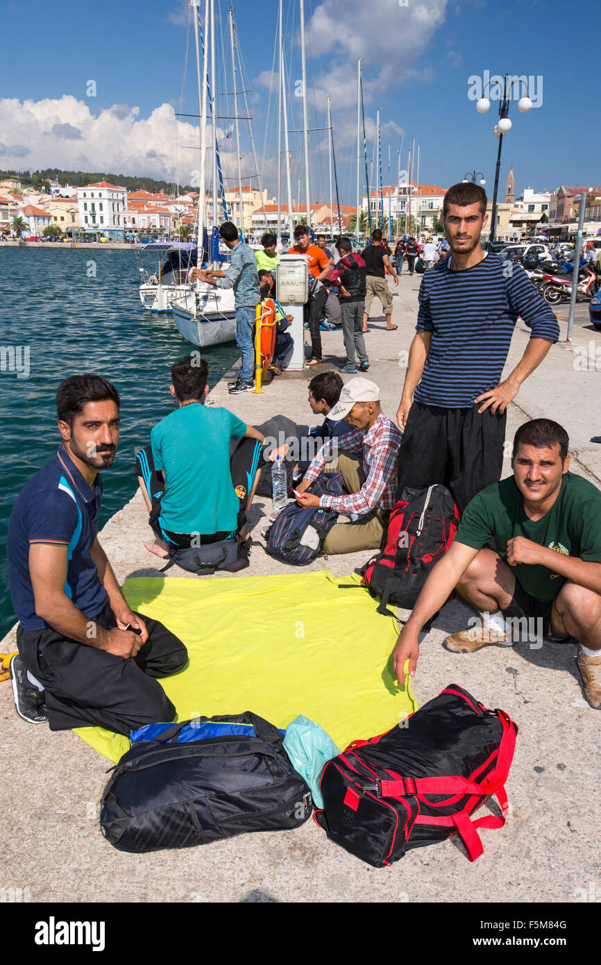 Des migrants syriens fuyant la guerre et la fuite vers l'Europe, qui ont débarqué sur l'île grecque de Lesbos, sur la côte nord au TEF Banque D'Images