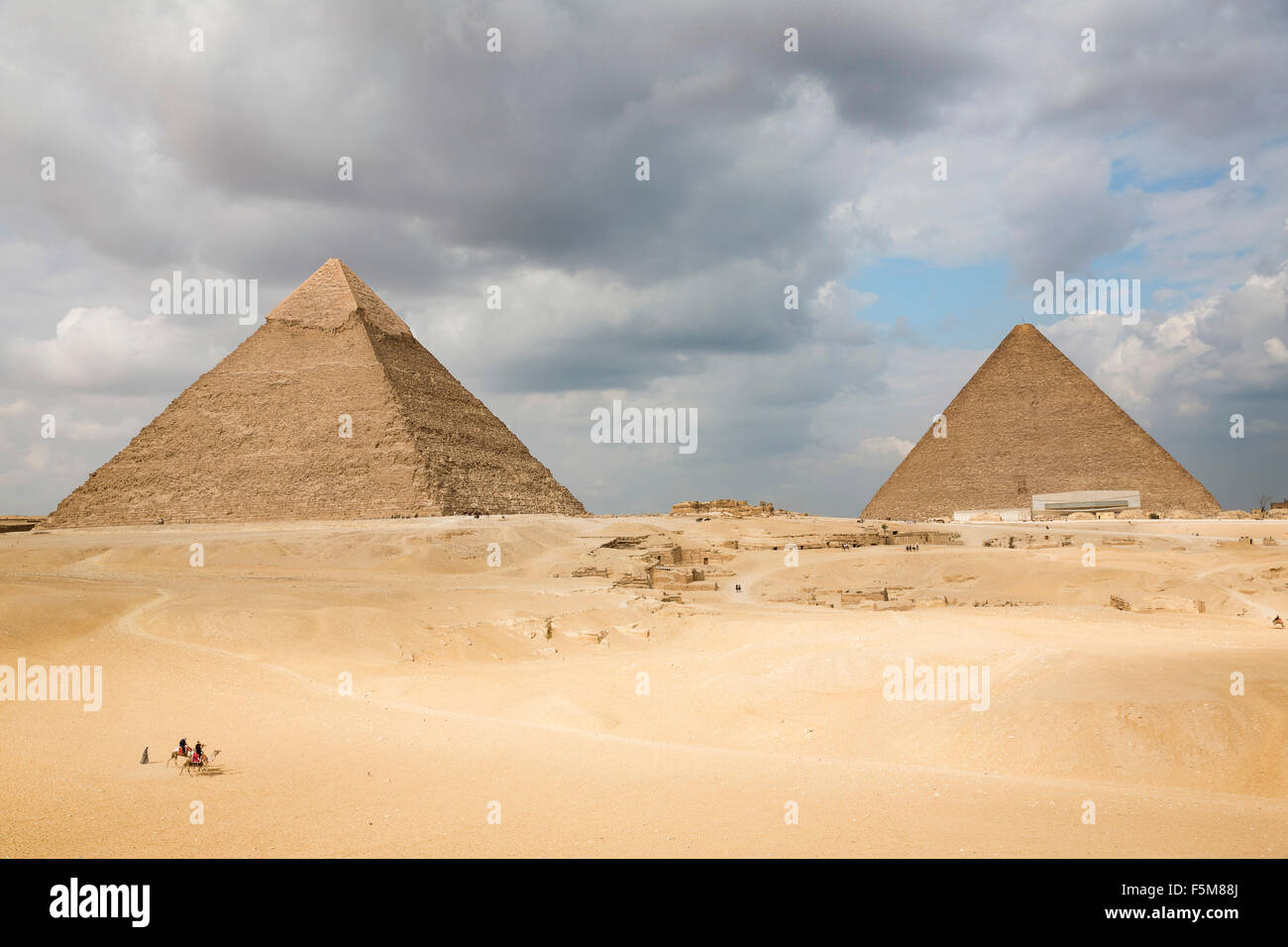 L'Égypte, Le Caire : la pyramide de Khéphren Khafré (ou) et la grande pyramide de Gizeh (également connu sous le nom de la pyramide de Chéops et la pyramide de Kheops) Banque D'Images