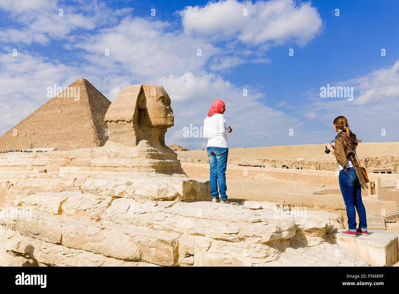 L'Égypte, Le Caire : le Grand Sphinx et la grande pyramide de Gizeh (également connu sous le nom de la pyramide de Chéops et la pyramide de Kheops) Banque D'Images