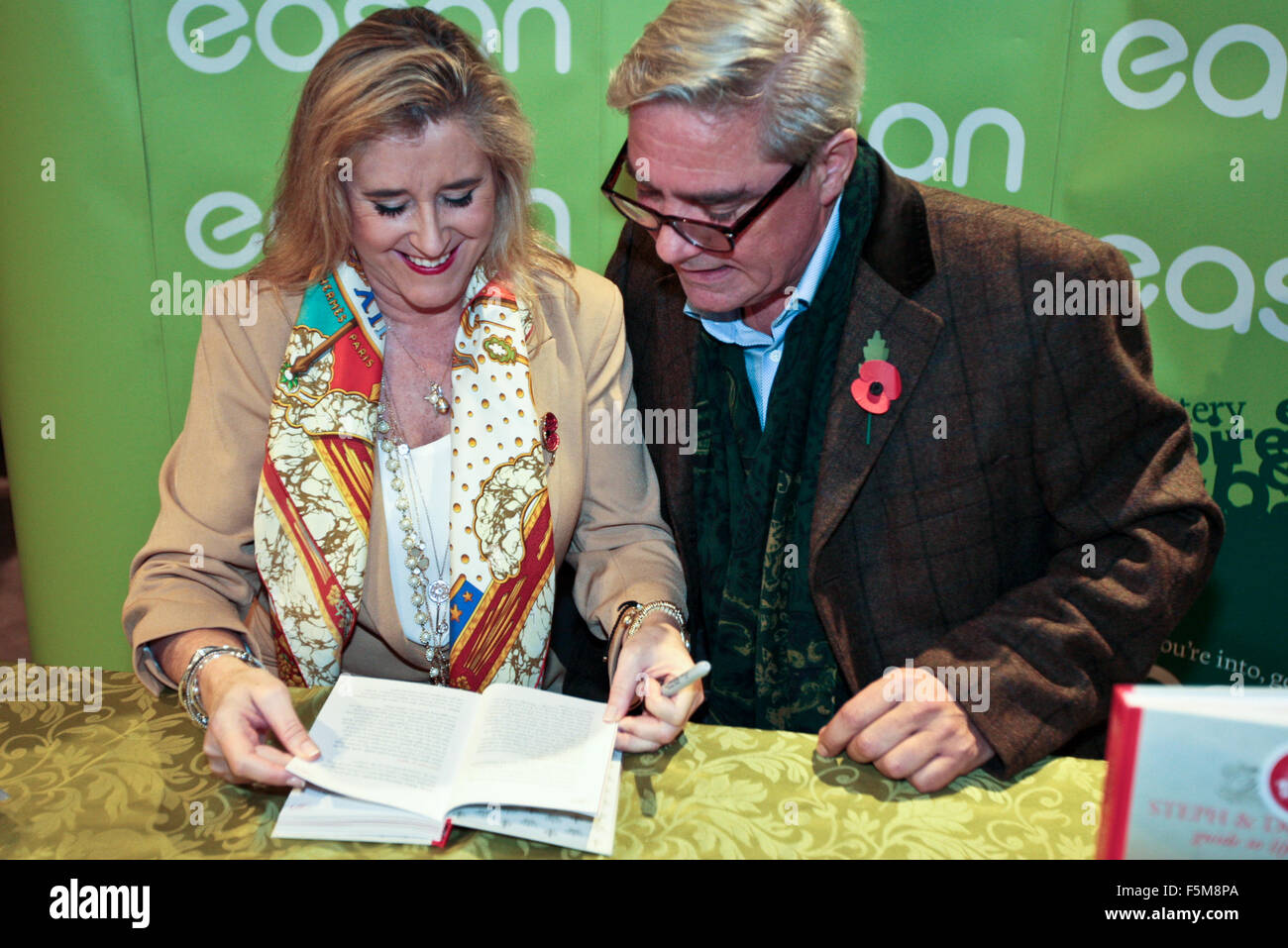 Belfast, Royaume-Uni, le 6 novembre 2015. Gogglebox de Channel 4 étoiles Steph et Dom Parker étaient à la signature de leur nouveau livre 'Steph et Dom's guide to life' Credit : Bonzo/Alamy Live News Banque D'Images