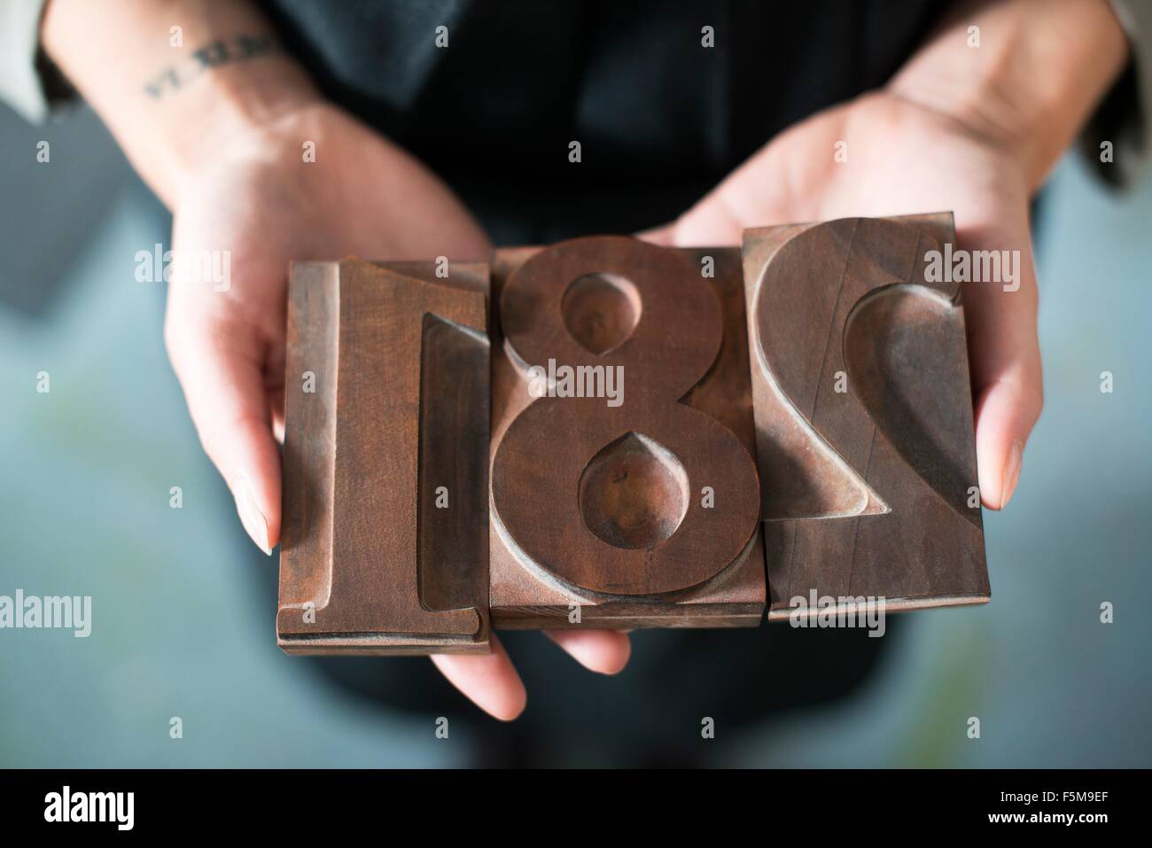 Womans mains tenant la typographie traditionnelle atelier de chiffres Banque D'Images