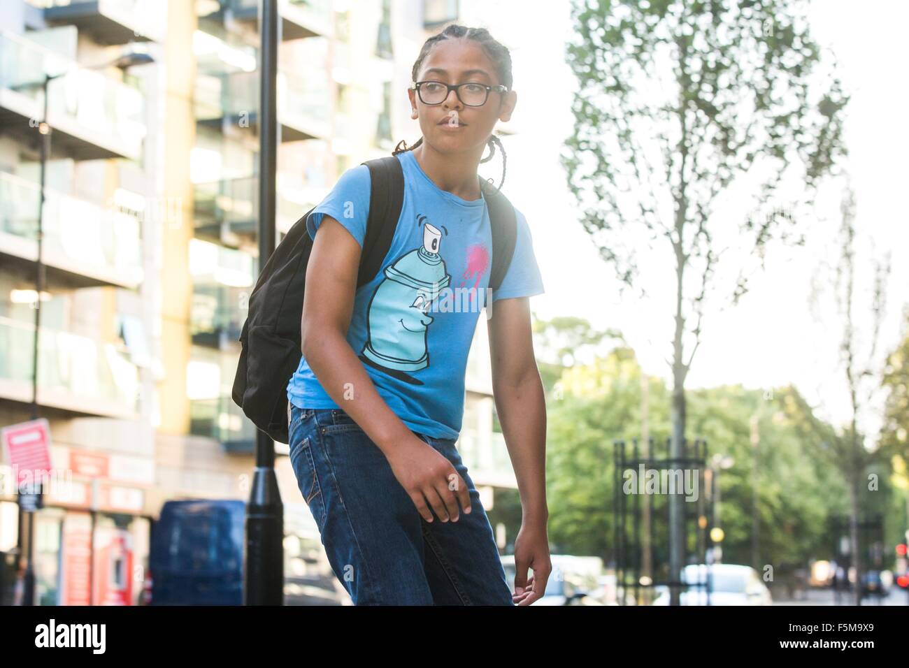 Boy skateboarding le long des trottoirs de la ville Banque D'Images