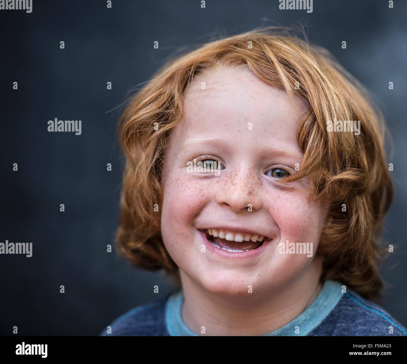 Portrait de jeune garçon, les cheveux rouges, close-up Banque D'Images