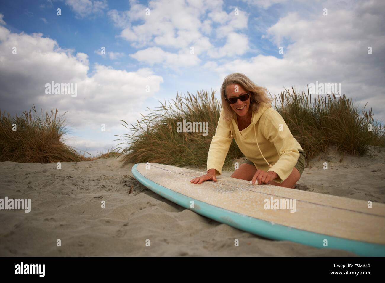 Senior woman on beach, fartage de surf Banque D'Images