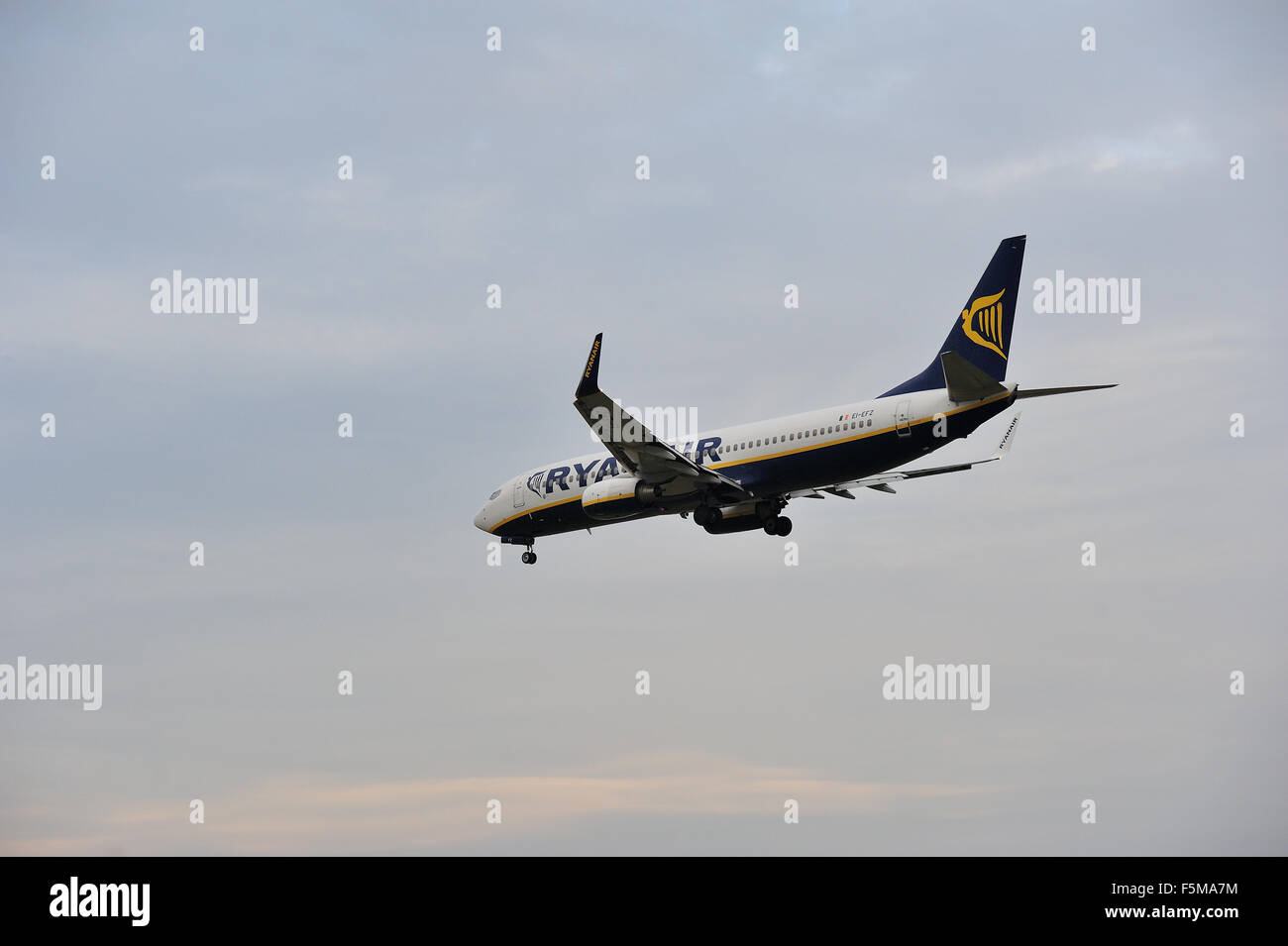 Turin - Octobre 27th, 2015 - L'avion de Ryanair à l'atterrissage à l'Aéroport de Turin au coucher du soleil Banque D'Images
