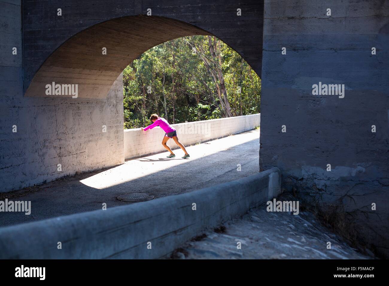 Jogger stretching, Arroyo Seco, Pasadena, Californie, USA Banque D'Images