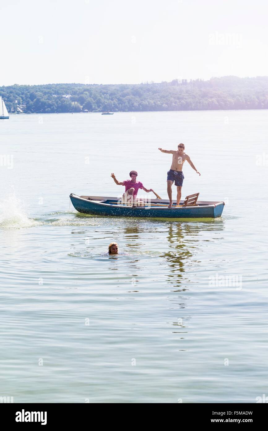 Les amis de sauter bateau et nager dans le lac, Schondorf am Ammersee,, Bavière, Allemagne Banque D'Images