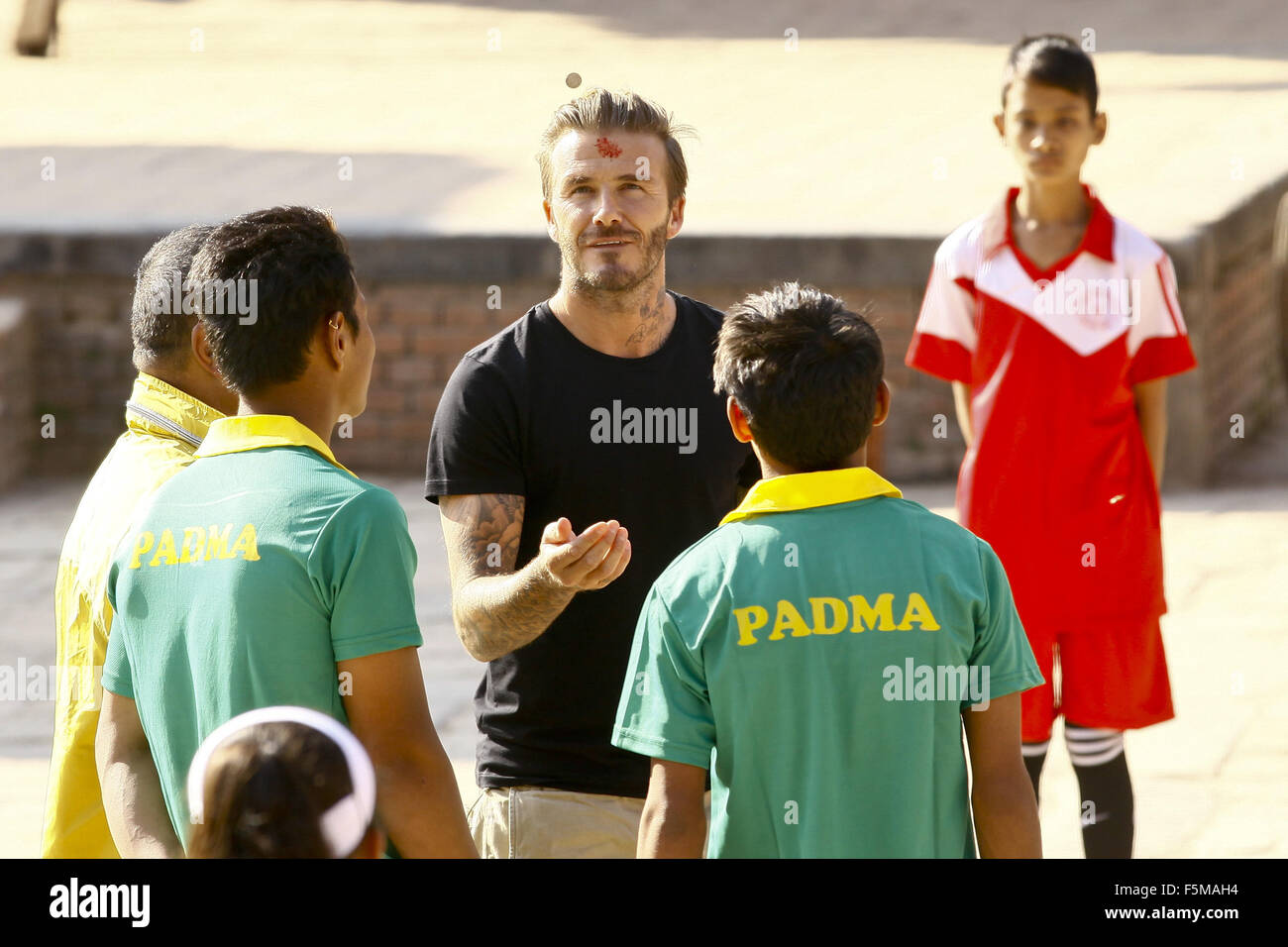 Katmandou, Népal. 6 novembre, 2015. Star du football anglais David Beckham lance une pièce de monnaie avant le match de charité pour recueillir des fonds pour l'Organisation des Nations Unies pour l'enfance (UNICEF) dans Bhaktapur, Népal, Novembre 6, 2015. Source : Xinhua/Alamy Live News Banque D'Images