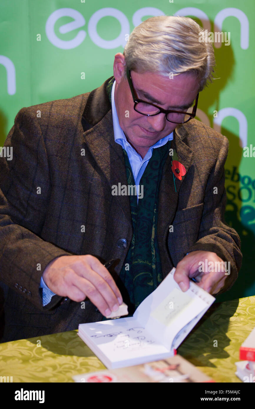 Belfast, Royaume-Uni, le 6 novembre 2015. Gogglebox de Channel 4 étoiles Steph et Dom Parker étaient à la signature de leur nouveau livre 'Steph et Dom's guide to life' Credit : Bonzo/Alamy Live News Banque D'Images