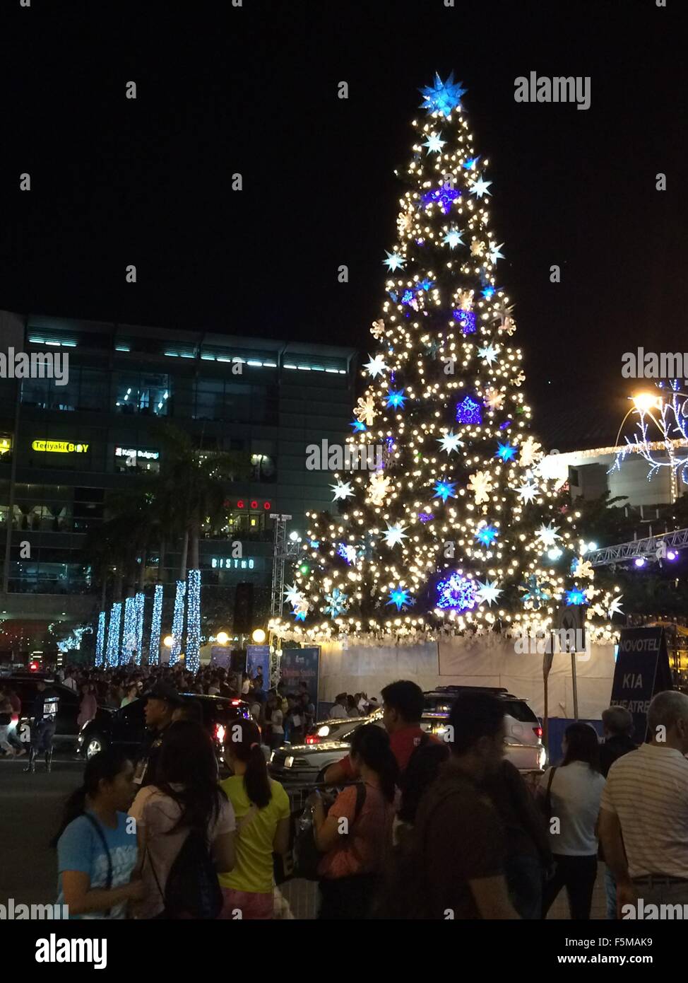 Des milliers de travailleuses dans la ville est allé(e) à l'allumage de l'étalement de l'arbre de Noël de 86 pieds à l'Araneta Centre à Cubao Quezon City, qui a été a Yuletide attraction dans la région métropolitaine de Manille depuis 1981 et s'inspire à l'arbre de Noël dans le Rockefeller Plaza à New York. Par Sherbien Dacalanio (Photo / Pacific Press) Banque D'Images