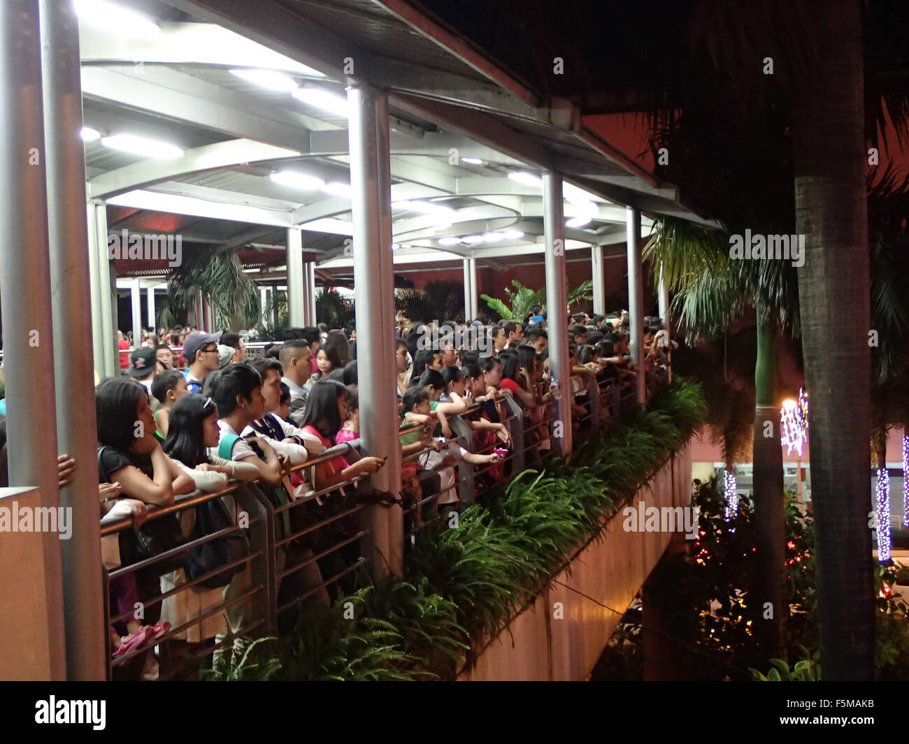 Des milliers de travailleuses dans la ville est allé(e) à l'allumage de l'étalement de l'arbre de Noël de 86 pieds à l'Araneta Centre à Cubao Quezon City, qui a été a Yuletide attraction dans la région métropolitaine de Manille depuis 1981 et s'inspire à l'arbre de Noël dans le Rockefeller Plaza à New York. Par Sherbien Dacalanio (Photo / Pacific Press) Banque D'Images