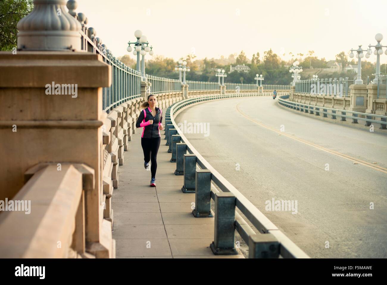 Jogger pont tournant sur Arroyo Seco, Parc, Pasadena, Californie, USA Banque D'Images