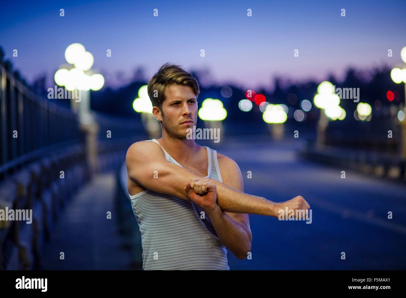 Jogger stretching sur pont, Arroyo Seco, Pasadena, Californie, USA Banque D'Images