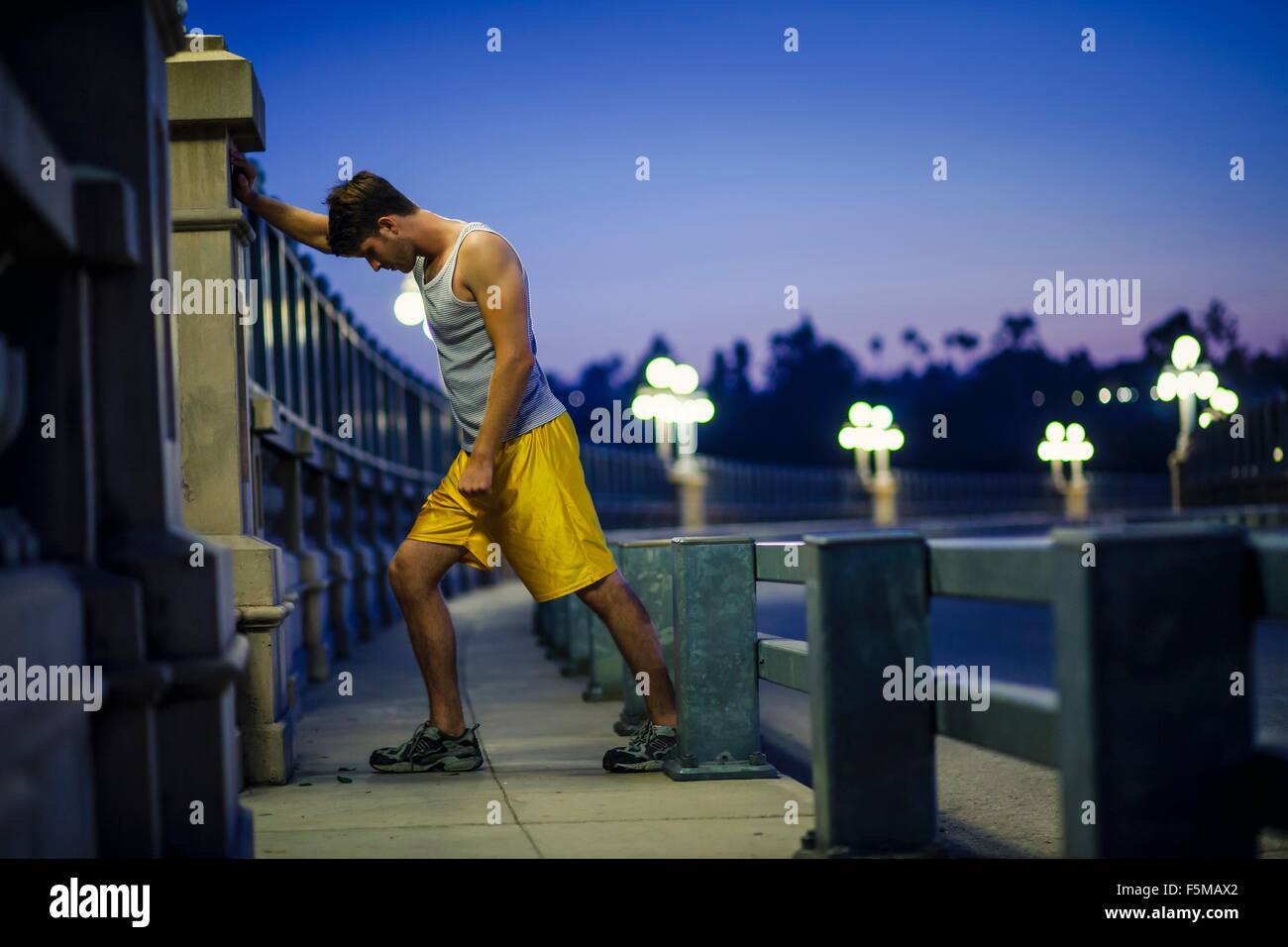 Jogger stretching sur pont, Arroyo Seco, Pasadena, Californie, USA Banque D'Images
