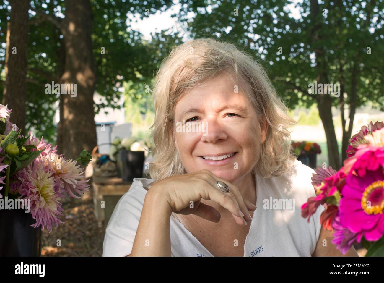 Portrait of senior female farmer avec les fleurs coupées Banque D'Images