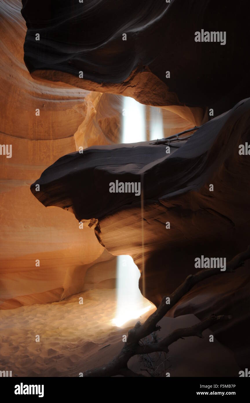 La région de Antelope Canyon fente avec faisceau lumineux tombant de sable rocher en premier plan Banque D'Images