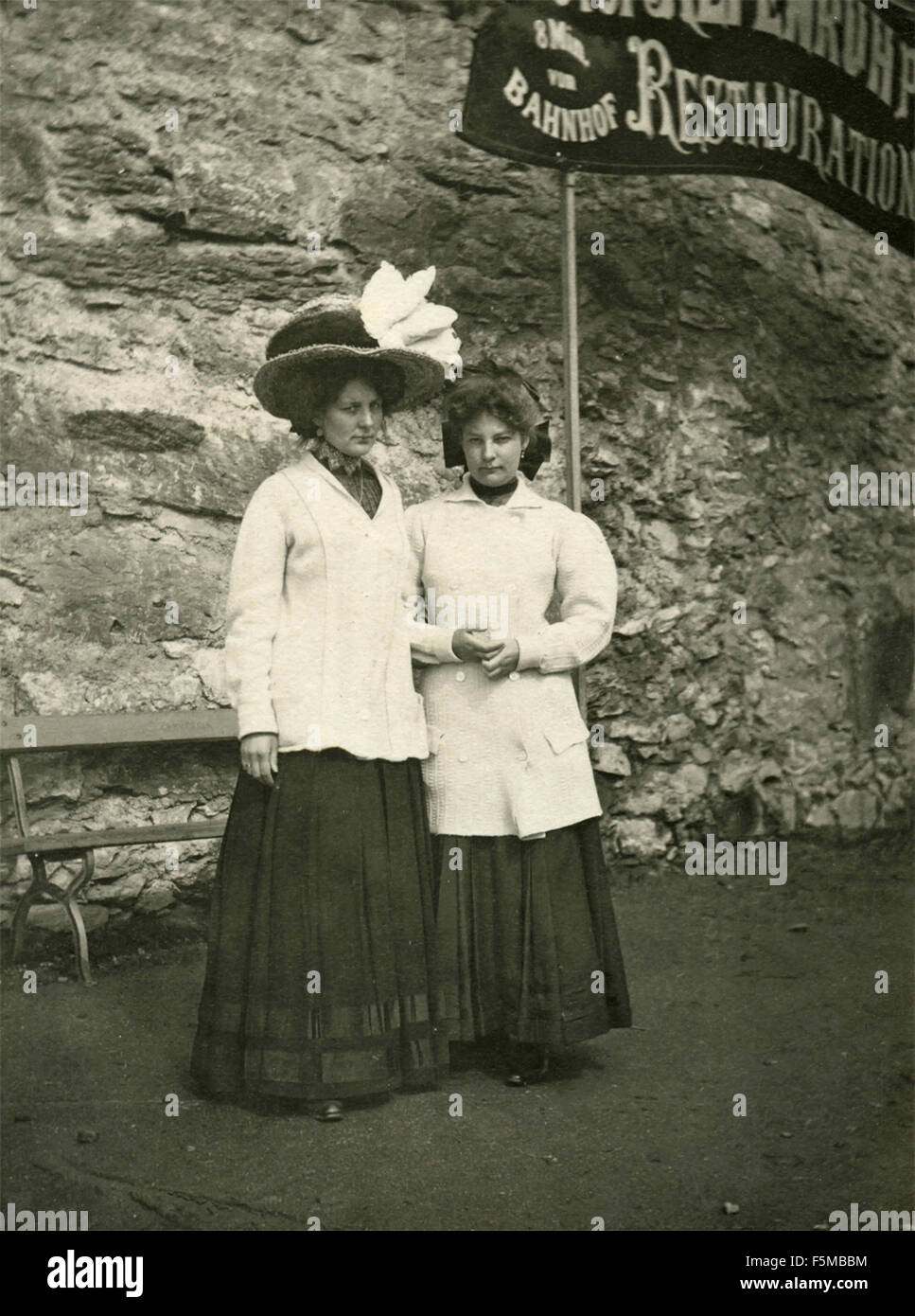 Deux femmes avec de longues robes blanches et noires et de grands chapeaux, France Banque D'Images