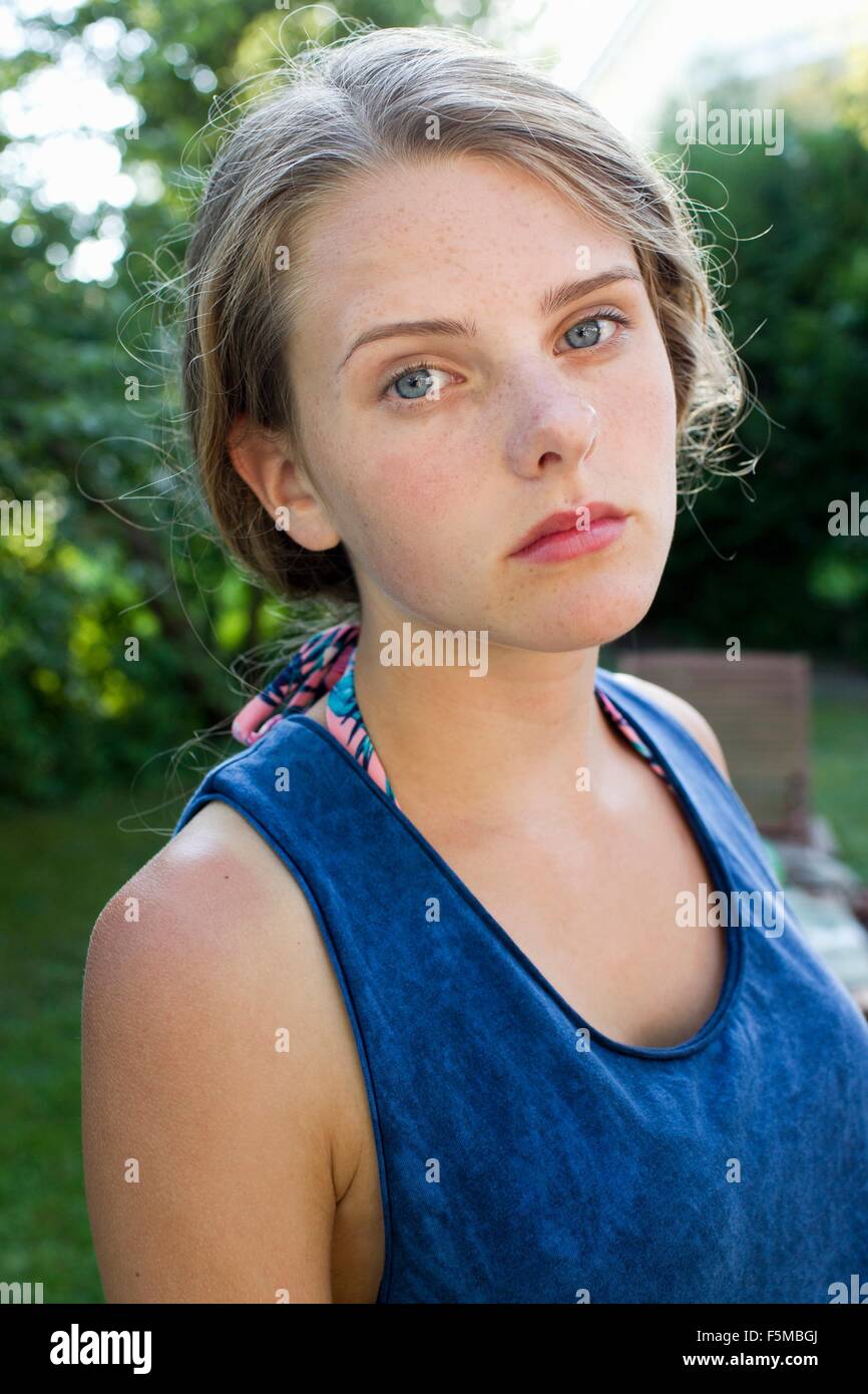Portrait of sullen teenage girl in garden Banque D'Images