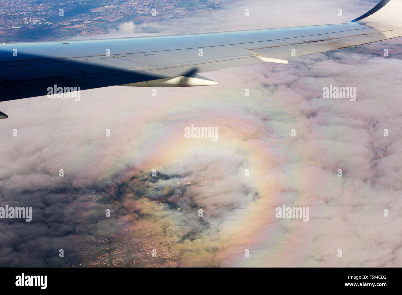 Un avion d'un spectre (une ombre de l'objet entouré d'un arc-en-ciel circulaire) sur le cloud comme il décolle de l'aéroport de Manchester. Banque D'Images