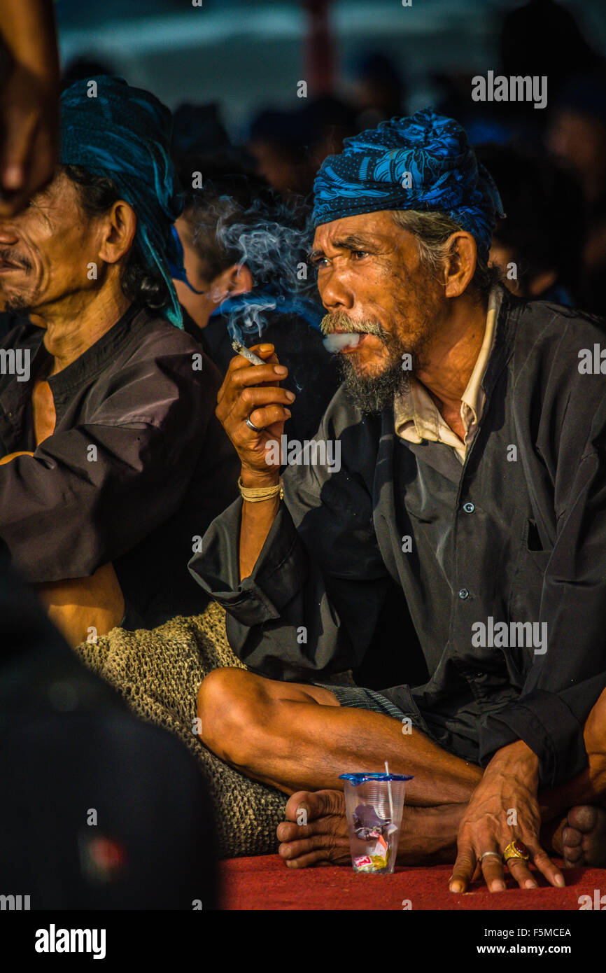 Un membre de la tribu Banten Baduy est reposant tout en profitant d'une cigarette au cours de la cérémonie Baduy Seba. Banque D'Images