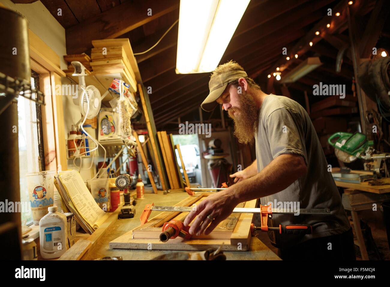Artiste travaillant en atelier bois Banque D'Images